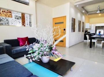 una sala y un sofa en praia condos playa del carmen · Departamento de 2 Recamaras en Renta | Centro Playa del Carmen