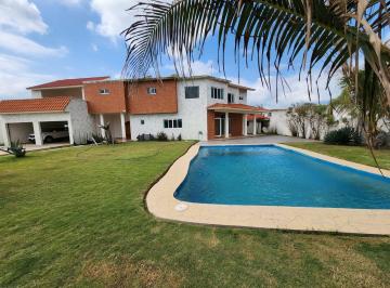 Casa · 560m² · 5 Recámaras · 6 Estacionamientos · Casa en Venta de 4 Recámaras, con Jardín, Alberca, Paneles Solares, con Acceso a La Playa.
