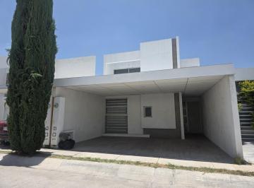 Casa · 106m² · 2 Recámaras · 2 Estacionamientos · Renta Casa Semi - Amueblada en Barlovento Al Sur de La Ciudad Bi
