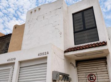 Casa de 2 habitaciones, San Pedro Tlaquepaque · Casa en Venta con Locales Comerciales en Parques del Palmar (San Pedro Tlaquepaque)