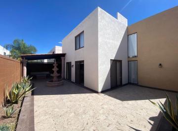 Casa de 4 habitaciones, Corregidora · Amplia y con Habitacion en Planta Baja!