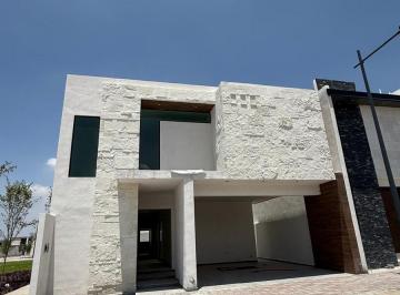 Casa · 297m² · 4 Recámaras · 2 Estacionamientos · Casa en Venta en Privanzas del Campestre con Jardin Central