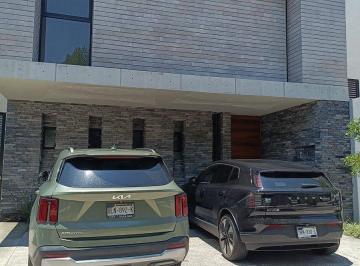 Casa · 325m² · 3 Recámaras · 2 Estacionamientos · Hermosa Casa en Venta en Juriquilla