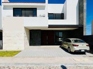 Casa · 310m² · 4 Recámaras · 3 Estacionamientos · Espectacular Residencia en La Vista
