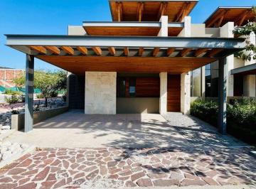 Casa · 280m² · 3 Recámaras · 3 Estacionamientos · Estupenda Residencia en Altozano