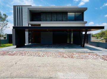 Casa · 550m² · 4 Recámaras · 3 Estacionamientos · Enorme Residencia en Altozano