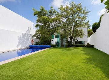 Casa · 915m² · 4 Recámaras · 5 Estacionamientos · Venta de Casa en Zona Norte de Cuernavaca
