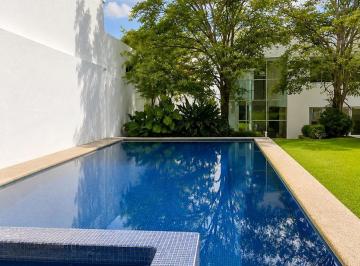 Casa · 915m² · 4 Recámaras · 5 Estacionamientos · Venta de Casa en Zona Norte de Cuernavaca