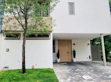 Casa en condominio · 413m² · 3 Recámaras · 2 Estacionamientos · Residencia en Venta en Coto Los Castaños