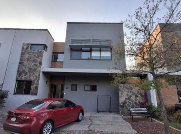Casa · 243m² · 4 Recámaras · 2 Estacionamientos · Casa en Renta en Altozano Condominio Lluvia