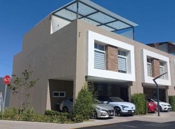 Casa en condominio · 210m² · 3 Recámaras · 2 Estacionamientos · Casa en Condominio en Independencia, Residencial Normandía, San Salvador Tizatlalli, Metepec