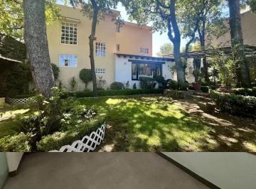 Casa · 379m² · 4 Recámaras · 5 Estacionamientos · Casa en Venta en Jardines del Ajusco Sección 2 con Amplio Jardín