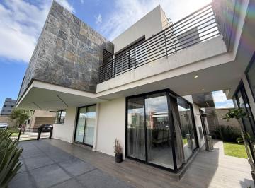 Casa en condominio · 513m² · 5 Recámaras · 6 Estacionamientos · Residencia de Lujo en Metepec; Col. La Providencia, Fracc. Santa Cecilia