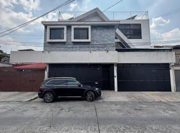 Casa · 1000m² · 5 Recámaras · 4 Estacionamientos · Hermosa Casa con Acabados de Lujo