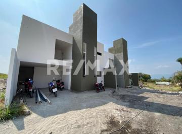 Casa · 270m² · 4 Recámaras · 2 Estacionamientos · Casa en Venta en Morelos, Fraccionamiento en Centro de Oaxtepec
