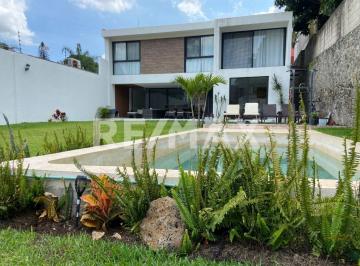Casa · 298m² · 5 Recámaras · 2 Estacionamientos · Casa en Venta en Morelos, Delicias Cuernavaca