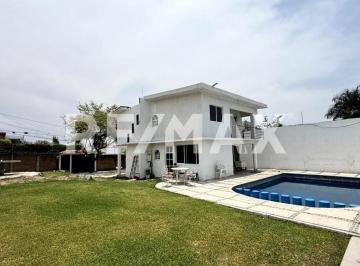 Casa · 240m² · 3 Recámaras · 4 Estacionamientos · Casa en Venta en Morelos, Real de Oaxtepec, Yautepec
