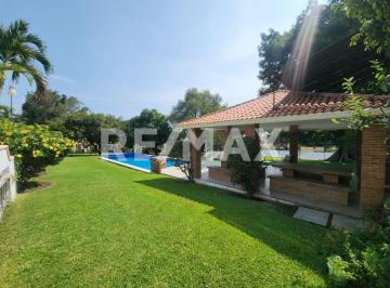 Casa · 274m² · 5 Recámaras · 2 Estacionamientos · Casa en Venta en Morelos, Fracc Lomas de Cocoyoc