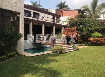 Casa · 470m² · 4 Recámaras · 2 Estacionamientos · Casa en Venta en Morelos, Cuernavaca