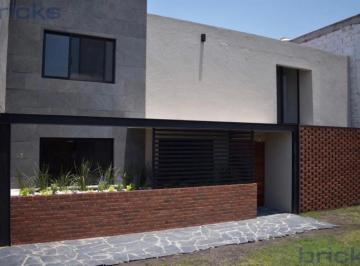 Casa · 410m² · 5 Recámaras · 4 Estacionamientos · Casa en Renta en Álamos 3ra Sección | 4 Recámaras, Jardín y Cochera Para 4 Autos