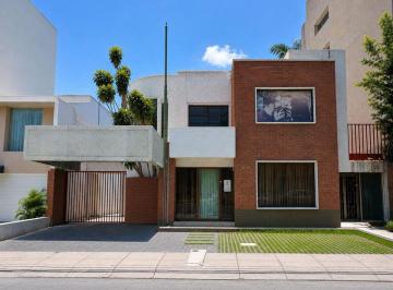 Casa uso de suelo de 1 habitación, Guadalajara · Casa con Uso de Suelo Sobre Av Vallarta Frente a Plaza Sania