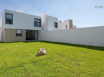 Casa · 399m² · 3 Recámaras · 2 Estacionamientos · Casa en Privada en Venta, Cholul