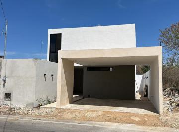 Casa · 200m² · 2 Recámaras · 2 Estacionamientos · Casa Al Norte de Mérida a Unos m de Periférico