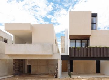 Casa · 233m² · 3 Recámaras · 2 Estacionamientos · Townhouse en Venta en Temozón Norte