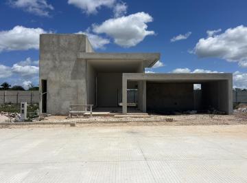 Casa · 380m² · 3 Recámaras · 2 Estacionamientos · Casa de Una Planta en Privada