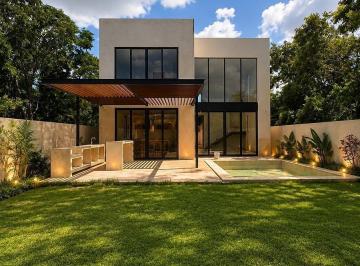Casa · 332m² · 4 Recámaras · 2 Estacionamientos · Casa en Venta en Privada con Campo de Golf, Mérida