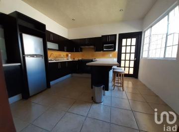 Casa · 250m² · 4 Recámaras · 1 Estacionamiento · Amplia Casa en Renta en Plaza del Valle