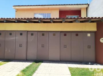 Casa · 250m² · 4 Recámaras · 1 Estacionamiento · Amplia Casa en Renta en Plaza del Valle