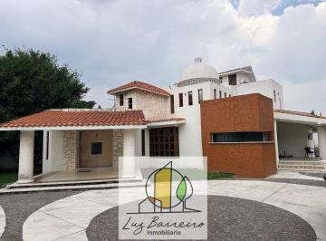 Casa · 665m² · 4 Recámaras · 6 Estacionamientos · Casa con Jardín, Amplios Espacios y Excelente Iluminación