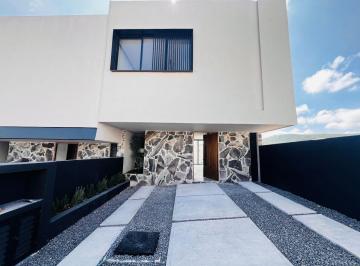 Casa · 168m² · 3 Recámaras · 2 Estacionamientos · Casa de Arquitecto en Venta en Capital Sur Querétaro