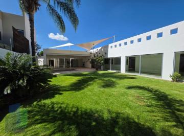 5124a94608ea329d80b0fa1dc40dc15bc18cf5374fe50b8cbac671996f6d145c · Juriquilla | Casa en Venta con Gran Jardín y Jacuzzi