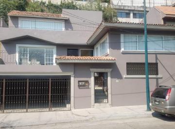 Casa · 650m² · 9 Recámaras · 4 Estacionamientos · Lujosa Casa en Renta en Fuente de Emperatriz