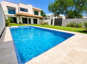 Casa · 250m² · 4 Recámaras · 2 Estacionamientos · Hermosa Casa Master Suite Xochitepec