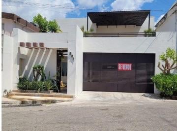 Casa · 217m² · 4 Recámaras · 2 Estacionamientos · Casa Ubicada en Una Cerrada en Los Pinos, Mérida