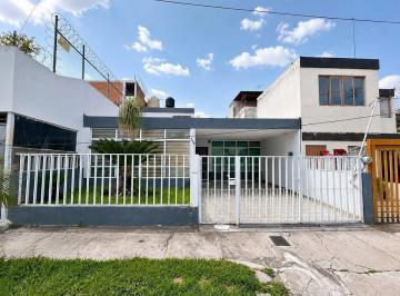 Casa uso de suelo · 188m² · 5 Recámaras · 2 Estacionamientos · Casa en Venta un Nivel en Colonia Chapalita