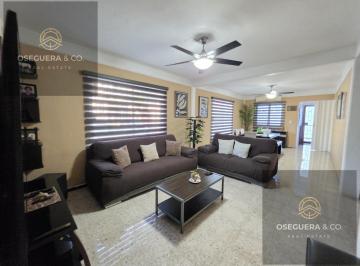 Casa · 246m² · 4 Recámaras · 2 Estacionamientos · Casa en Esquina en Venta de 4 Recámaras, Región 94