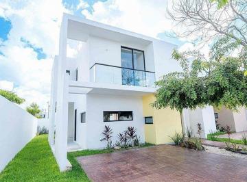 Casa · 213m² · 3 Recámaras · 2 Estacionamientos · Casa en Venta en Chichí Suárez Al Nororiente de Mérida