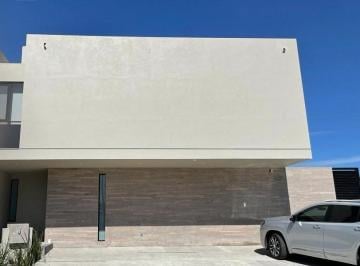 Casa · 381m² · 3 Recámaras · 3 Estacionamientos · Casa en Renta en Lomas del Campanario Norte, Condominio Santa Oliva