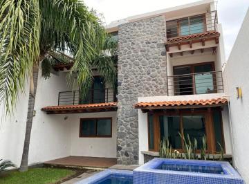 Casa · 333m² · 3 Recámaras · 2 Estacionamientos · Venta de Casa Dentro de Fraccionamiento en Zona Norte de Cuernavaca