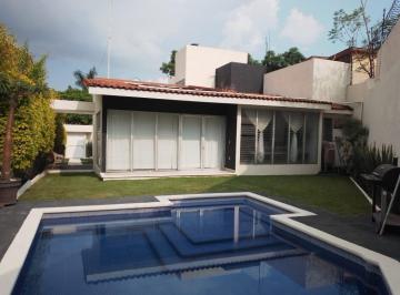 Casa · 520m² · 4 Recámaras · 4 Estacionamientos · Venta de Casa en Zona de Jardines de Cuernavaca