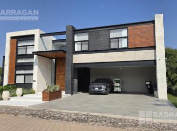 Casa · 655m² · 4 Recámaras · 6 Estacionamientos · Casa en Venta en El Campanario