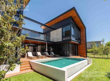 Casa · 655m² · 4 Recámaras · 6 Estacionamientos · Casa en Venta en El Campanario