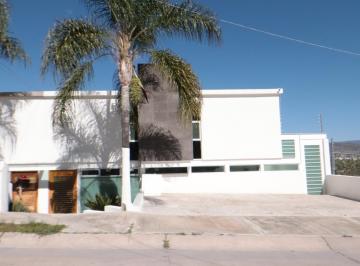 Casa · 324m² · 3 Recámaras · 2 Estacionamientos · Casa en Lomas de Gran Jardín