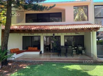 Casa · 400m² · 3 Recámaras · 4 Estacionamientos · Casa en Renta en Zona Hotelera de Cancun Isla Dorada