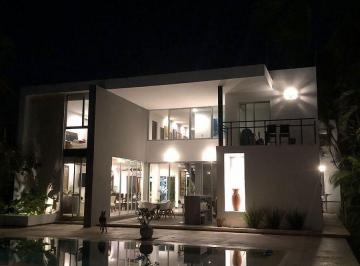 Casa · 450m² · 4 Recámaras · 4 Estacionamientos · Casa en Renta en Merida en Club de Golf La Ceiba