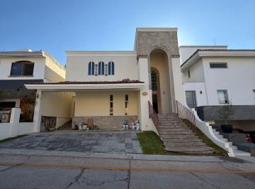 Casa de 3 habitaciones, Zapopan · Residencia de Lujo en La Coruña | Jardín Privado, Doble Altura y Cochera Para 6 Autos | Cerca de And